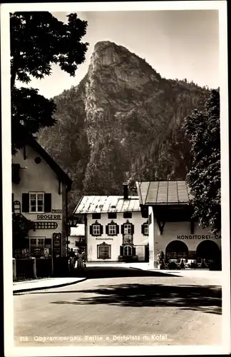 Ak Oberammergau in Oberbayern, Partie a. Dorfplatz m. Kofel, Drogerie, Konditorei