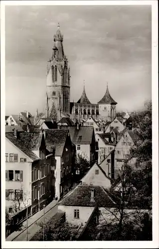 Ak Reutlingen in Württemberg, Straßenansicht mit Kirche