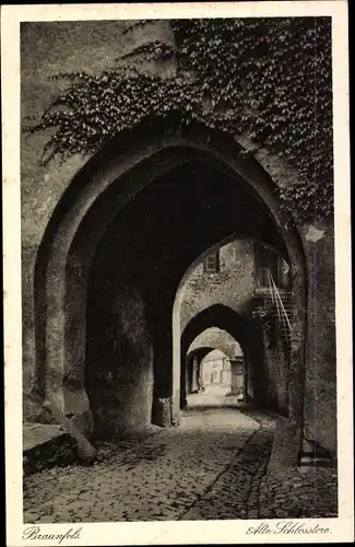 Ak Braunfels, Blick durch die alten Schlosstore, Treppe