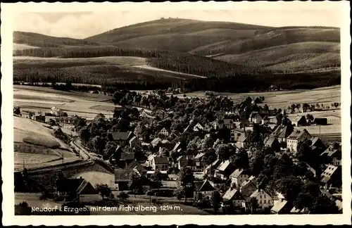 Ak Neudorf Sehmatal im Erzgebirge, Fichtelberg, Panorama vom Ort