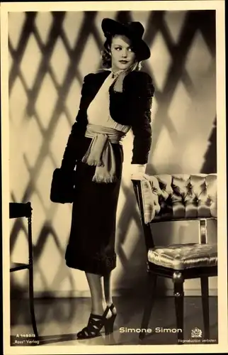Ak Schauspielerin Simone Simon, Portrait