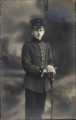Foto Ak Deutscher Soldat in Uniform, Kaiserzeit, Standportrait