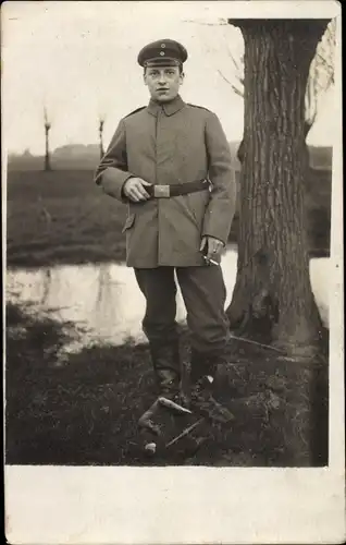 Foto Ak Deutscher Soldat in Uniform, Standportrait, Zigarette, Kaiserzeit