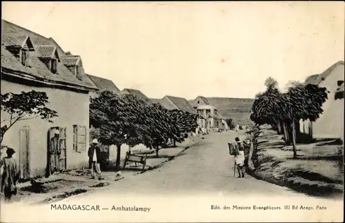 Ak Ambatolampy Madagaskar, Straßenszene, Einheimische