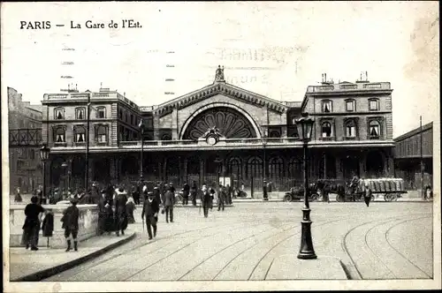 Ak Paris X, Gare de l'Est, Blick auf den Bahnhof, Straßenseite, Passanten