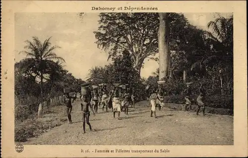 Ak Dahomey Benin, Femmes et fillettes transportant du sable