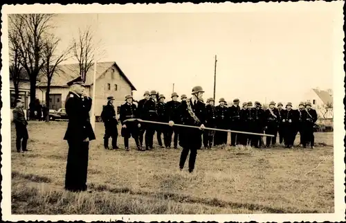Foto Feuerwehrmänner in Uniformen auf einer Wiese