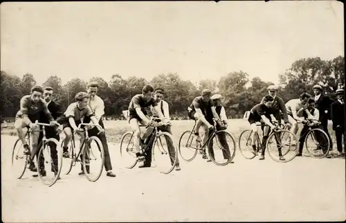 Foto Ak Männer auf Fahrrädern vor dem Start, Radrennen