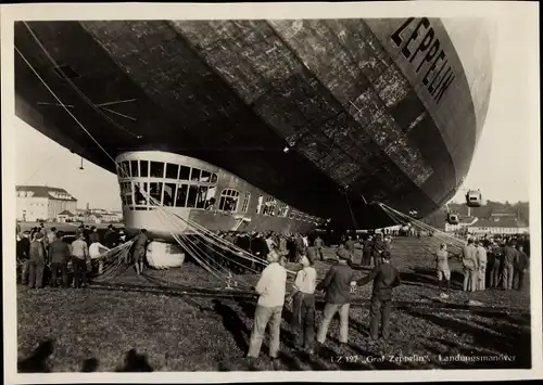 Ak Graf Zeppelin, LZ 127, Landungsmanöver über einem Flugfeld