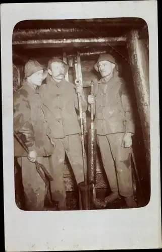 Foto Ak Drei Bergleute im Stollen, Mineurs