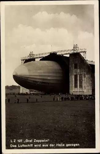 Ak LZ 127, Graf Zeppelin, Das Luftschiff wird aus der Halle gezogen