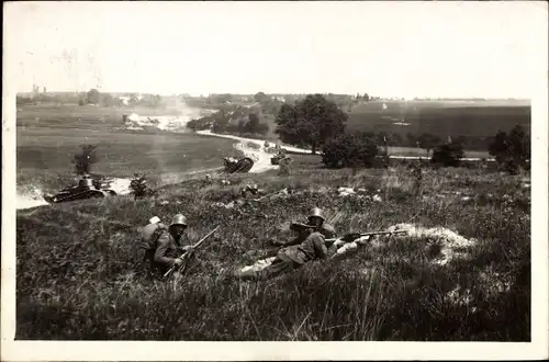 Foto Ak Soldaten auf dem Schlachtfeld, Gewehr, Panzer