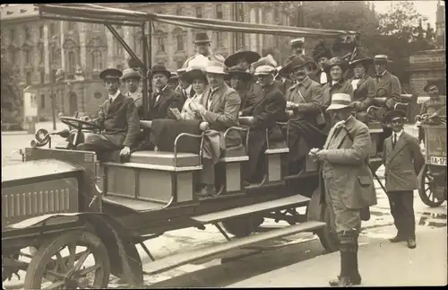 Foto Ak München, Vereinigte Münchener Fremdenrundfahrten, Touristen