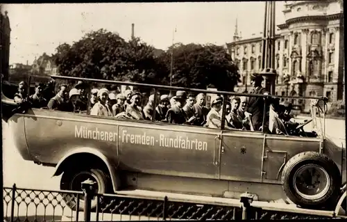 Foto Ak München, Münchener Fremdenrundfahrten, Touristen