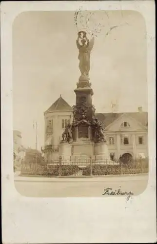 Foto Ak Freiburg im Breisgau, Siegesdenkmal, Engel mit Kranz, Soldaten