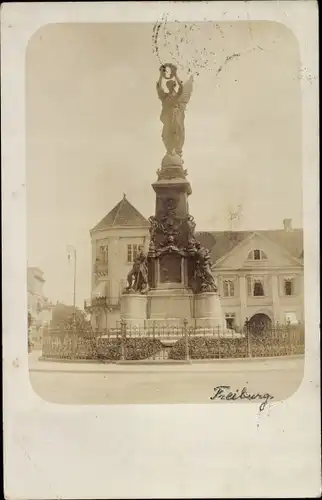 Foto Ak Fribourg Freiburg Stadt Schweiz, Denkmal, Engel mit Kranz, Soldaten
