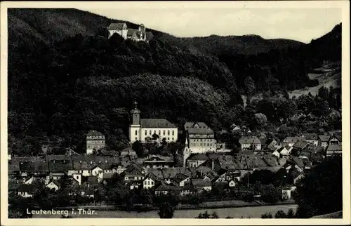 Ak Leutenberg in Thüringen, Totalansicht der Ortschaft, Kirche, Schloss, Wald