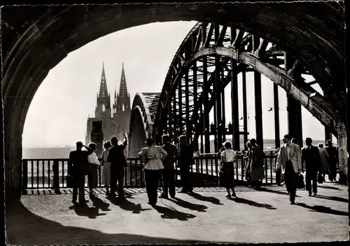 Ak Köln am Rhein, Hohenzollernbrücke mit Dom
