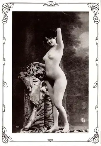 Ak Frauenakt, stehende nackte Frau mit Tigerfell, Busen, Playgirl Postkartenbuch