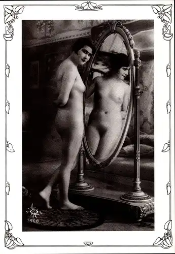 Ak Frauenakt, stehende nackte Frau vor einem Spiegel, Busen, Playgirl Postkartenbuch