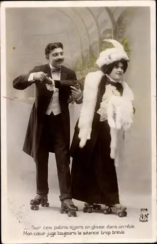 Ak Liebespaar beim Rollschuhfahren, Sur ces patins legers on glisse dans un reve...
