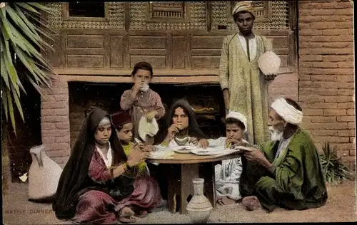 Ak Ägyptische Familie beim Essen am Tisch