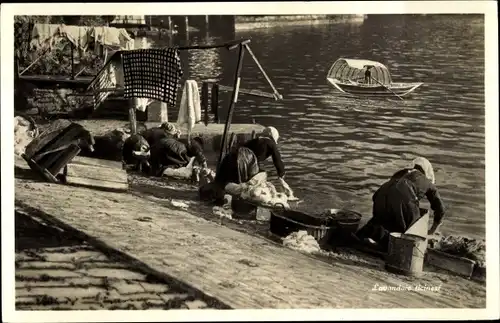 Ak Frauen waschen Kleidung am Wasser, Wäschekorb, Boot