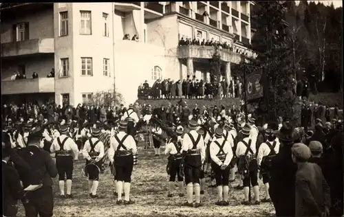 Foto Ak Unbekannter Ort, Menschengruppe vor einem Gebäude, Schäfflertanz ?