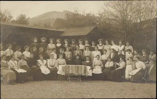 Foto Ak Gruppenbild der Frauen, Tisch, Schürzen