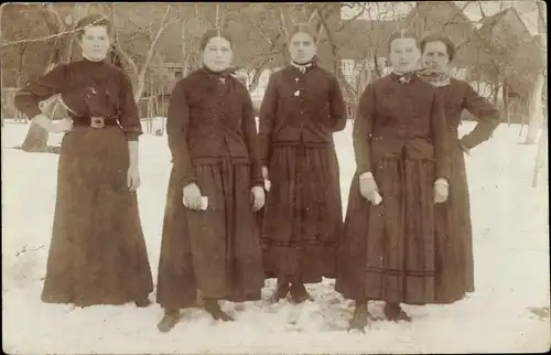 Foto Ak Frauen in deutschen Trachten, Schwarzer Kleider