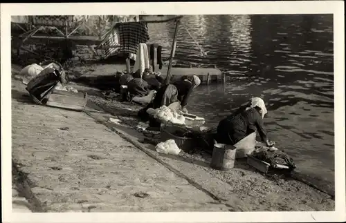 Ak Castagnola Cassarate Lugano Kt Tessin, Frauen waschen am See die Wäsche