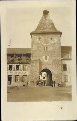 Foto Ak Turckheim Türkheim Elsass Haut Rhin, Tor, Gasthaus zum Storchen