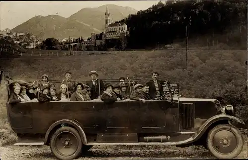 Foto Ak Lourdes Hautes Pyrénées, Personen im Autobus mit offenem Verdeck
