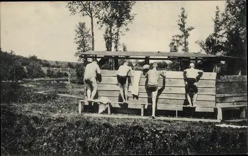 Foto Ak Trier an der Mosel, Neugierige Männer, Was gibt es zu sehen?