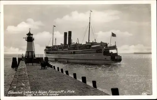 Ak Sassnitz auf der Insel Rügen, Fährschiff und Mole, Leuchtturm