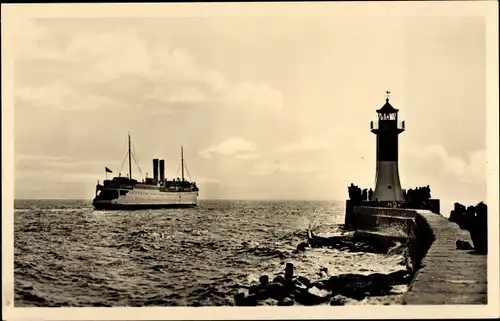 Ak Sassnitz auf Rügen, Schwedenfähre Drottning Victoria, Fährschiff, Leuchtturm auf der Mole