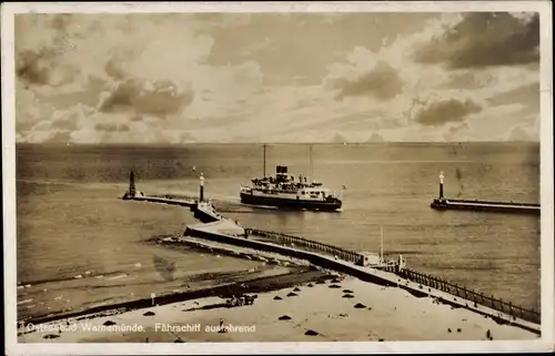 Ak Ostseebad Warnemünde Rostock, Fährschiff ausfahrend, Mole