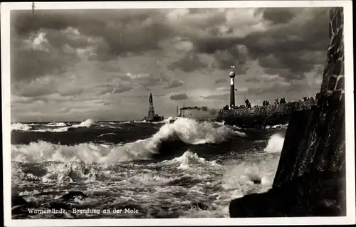 Ak Ostseebad Warnemünde Rostock, Brandung an der Mole
