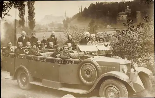 Foto Ak Lourdes Hautes Pyrénées, Personen in einem Autobus mit offenem Verdeck