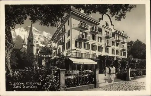 Ak Interlaken Kanton Bern, Damen vor dem Hotel, Kirche