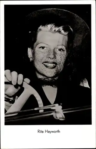 Ak Schauspielerin Rita Hayworth, Portrait im Automobil