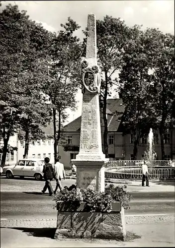 Ak Oberwiesenthal im Erzgebirge, Historische Postsäule am Markt