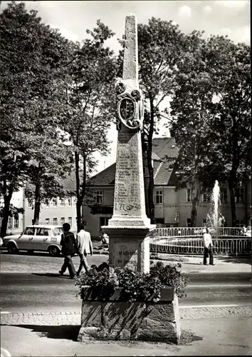 Ak Oberwiesenthal im Erzgebirge, Historische Postsäule am Markt