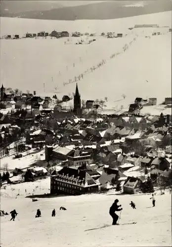 Ak Oberwiesenthal im Erzgebirge, Panorama, Winter, Skifahrer