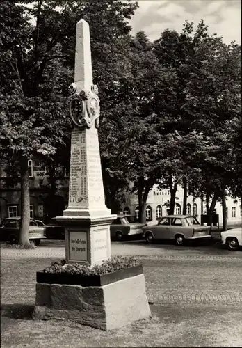 Ak Oberwiesenthal, Postmeilensäule,1730, Trabant, Rathaus