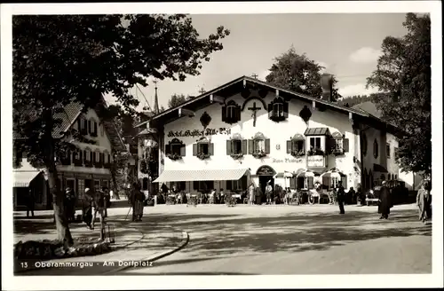 Ak Oberammergau in Oberbayern, Am Dorfplatz, Hotel