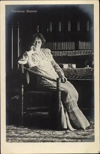 Ak Schauspielerin Theresina Gessner, Portrait, sitzend
