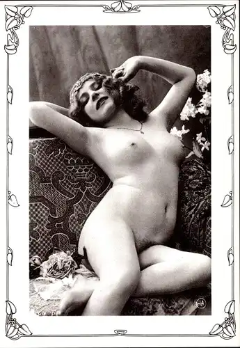 Ak Frauenakt, nackte Frau räkelt sich auf einem Sofa, Playgirl Postkartenbuch