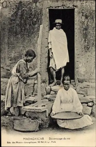 Ak Madagaskar Madagascar, Decorticage du riz