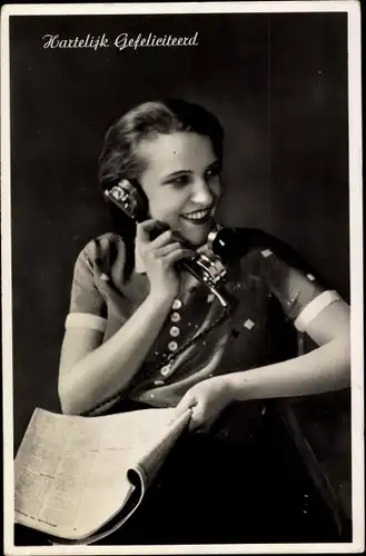 Ak Hartelijk Gefeliciteerd, Glückwunsch, Junge Frau am Telefon